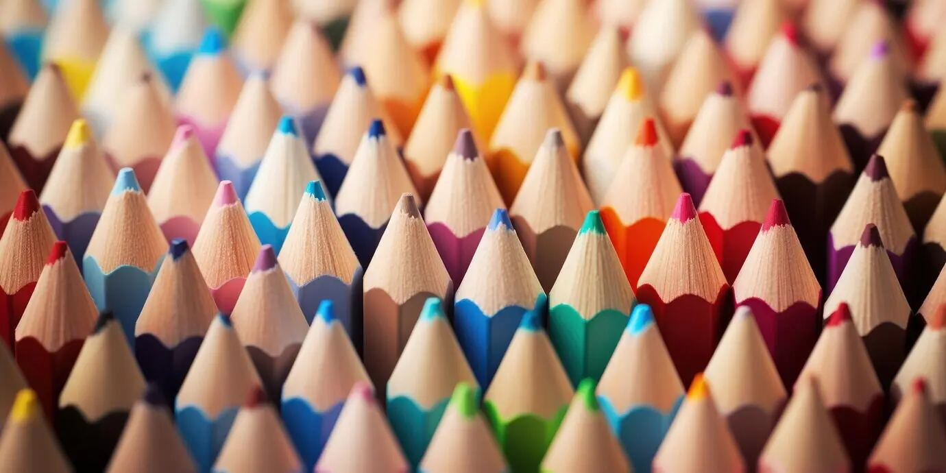 Buntstifte mit den Spitzen nach oben, bereit, Kreativität zu entfesseln.